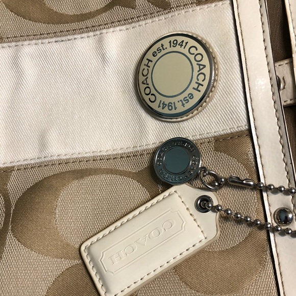 Coach Cream Shoulder Bag with Patterned Design and White Handles - Picture 8 of 10